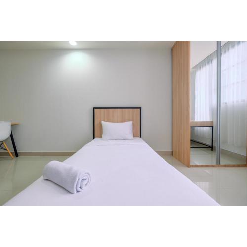 Minimalist Studio Room at Evenciio Margonda Apartment By Travelio