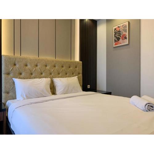 Minimalist Studio Room at Gold Coast Apartment By Travelio