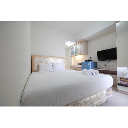 Minimalist Studio Room at The Springlake Apartment Sumarecon Bekasi By Travelio