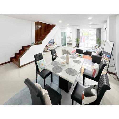 MIQ HK611 Huai Khwang 4BR Jodd fair