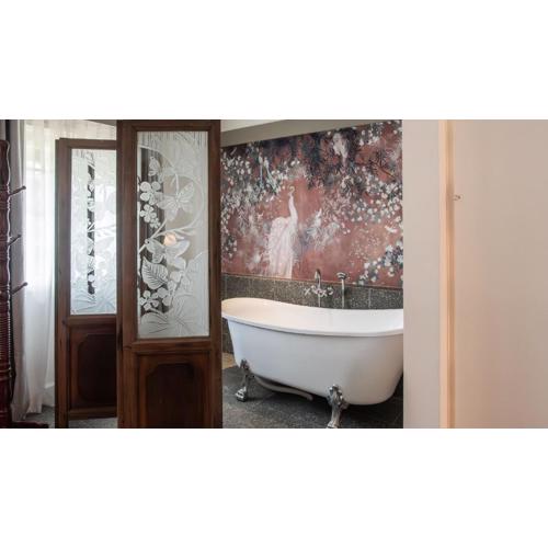 MiraNamin Nest LANTANA SUITE in Unique Historic Home with Garden Access, Rooftop, Bathtub, Private Kitchen