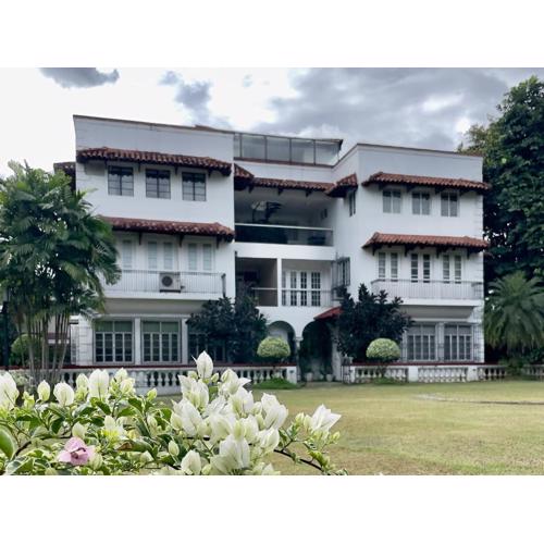 MiraNamin Nest LIRYO Suite in Unique Historic Home - Garden Access, Family Friendly, Shared Kitchen