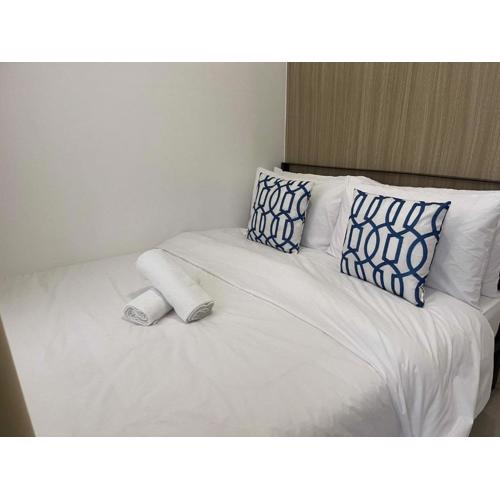 MOA staycation Shore 1&3 Residences with balcony by darpm