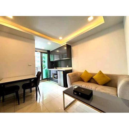 Modern 1-Bedroom Condo with Pool View Arcadia Beach Continental Pattaya