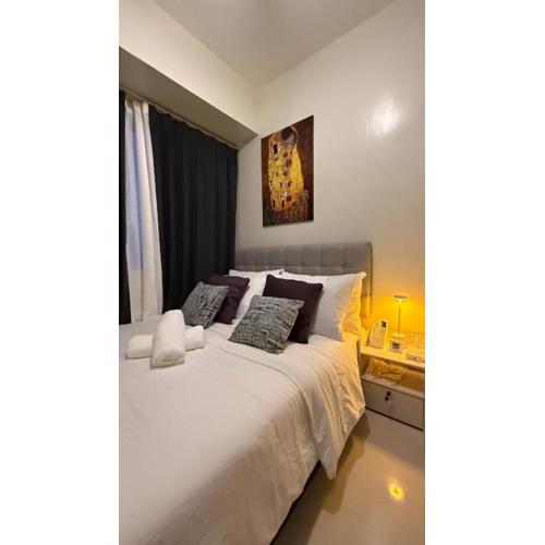 Modern 1-BR Retreat with Pool, High Speed Wifi, Netflix, steps from MOA, Bars, Entertainment, Transport