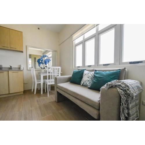 Modern 1-BR with Balcony & FREE Parking in Makati CBD