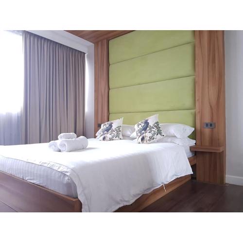 Modern 1BD Executive Suite, Netflix Wifi Pool Gym