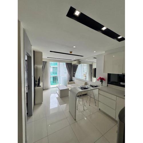 Modern 1BR Condo Near Soi Bukouw