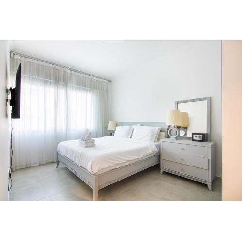 Modern 1BR with Balcony and Marina Views in Al Majara 2