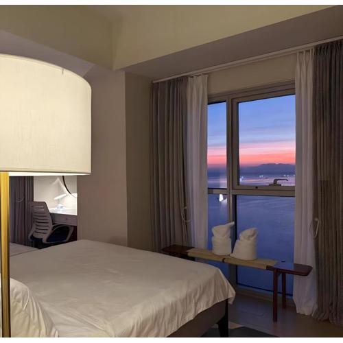 Modern 1BR with Balcony Facing Infinity Pool Manila Bay Sunset Near Airports OKADA Solaire MOA