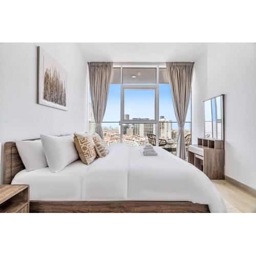 Modern 1BR with Balcony, Pool & Stunning City Views