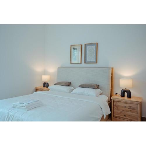 Modern 1BR with Lake View Yas Island Stay for 4