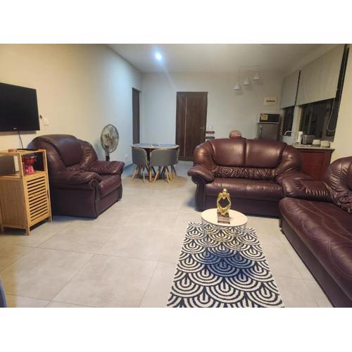 Modern 2-Bedroom Apart East