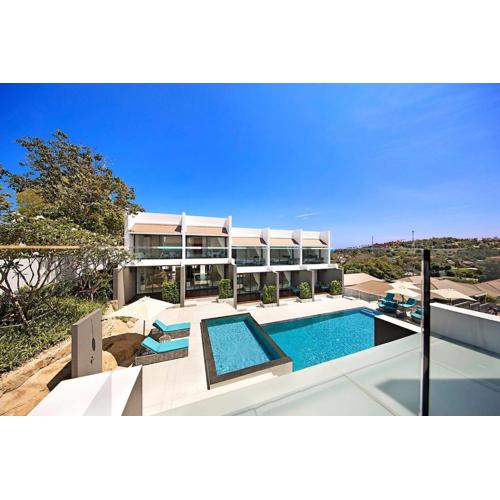 Modern 2-BR townhouse walking distance to the beach