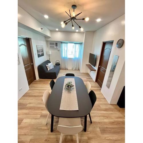 Modern 2BR in Central Makati! Netflix Wi-Fi Pool