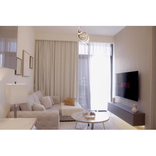 Modern 2BR Near Downtown Sleeps 6 Pool and GYM