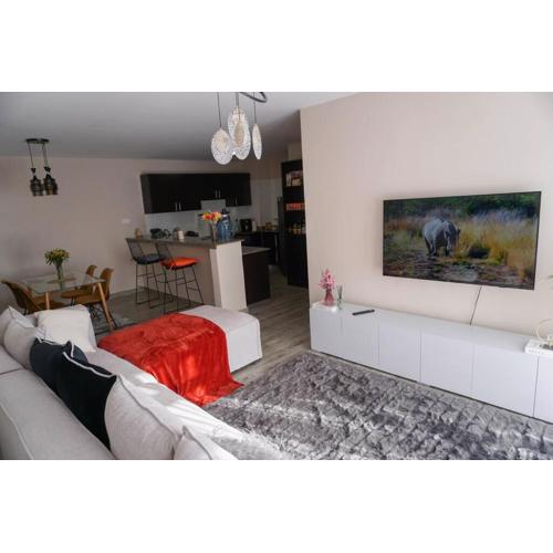 Modern 2BR Sanctuary, Pool & Gym