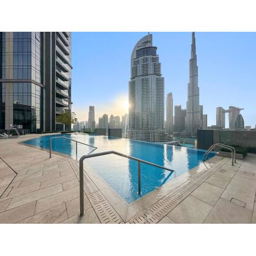 Modern 2BR with Harbor Views, Pool, & Concierge