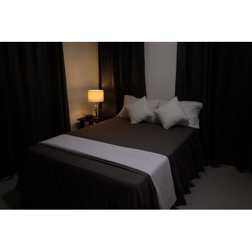 Modern 3 Bedroom Penthouse Apartment with Free Parking