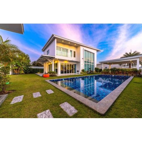 Modern 3 bedroom Pool Villa PG19