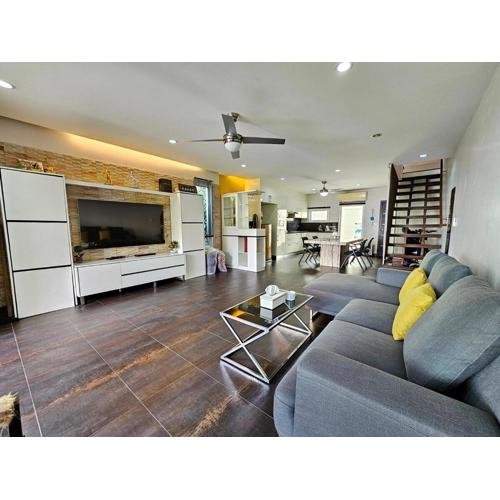 Modern 3-Bedroom Townhome in Kamala