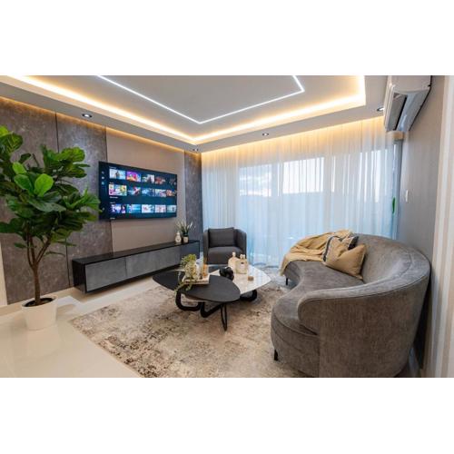 Modern 3BR! 9FL, King Bed! STI with Pool! Fast wifi!