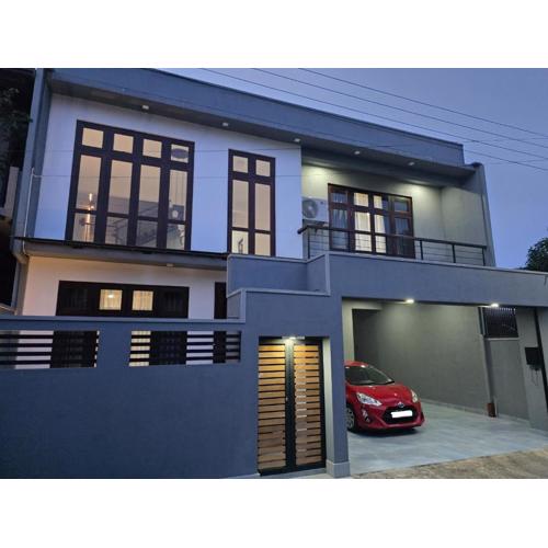 Modern 4-Bedroom Home with Rooftop in Malabe