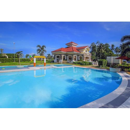 Modern 4 Bedroom House I Close to Malls I Swimming Pool I Maximum 12 Guests I by Bleuspace