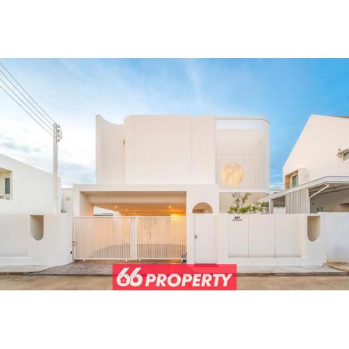 Modern 4 BR Home - Walk to Shopping and Supermarket