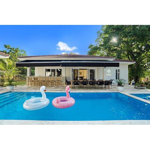 Modern 6 Br Villa With Hot Tub