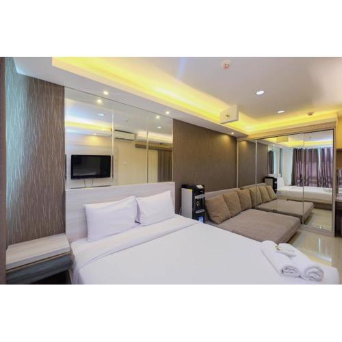 Modern and Comfy 1BR Apartment at Woodland Park Residence By Travelio