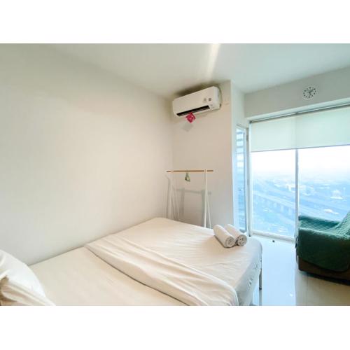 Modern and Homey Studio at Grand Kamala Lagoon Apartment By Travelio