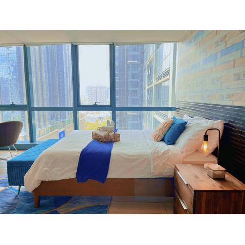 Modern BGC 1BR, Uptown Mall Connector, Pool, 5G WiFi, Ste 17