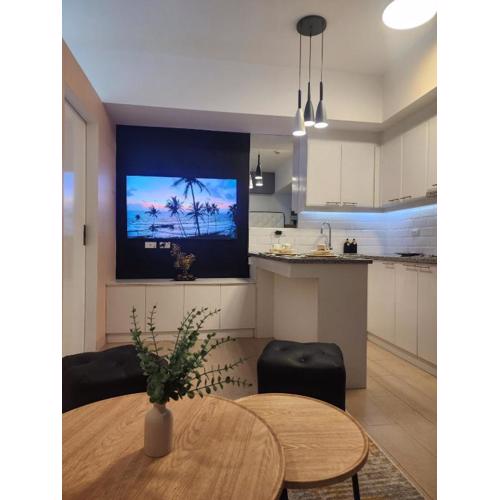 Modern Bright Cozy Stylish 1BR Venice BGC Balcony