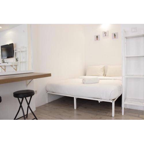 Modern Chic Studio Room at Grand Asia Afrika Apartment By Travelio