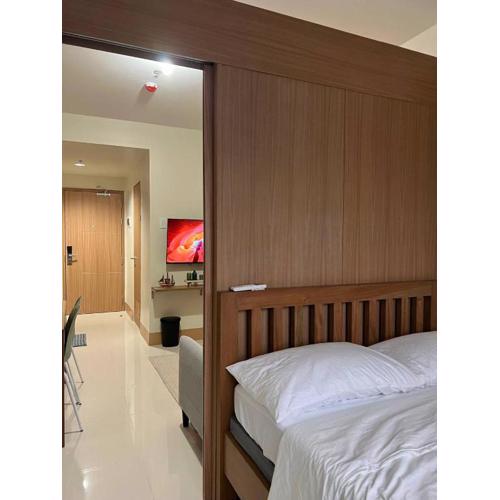 Modern City Escape Near MOA and Airport with Balcony and Fast WiFi