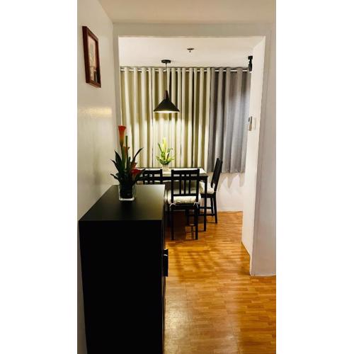 Modern Condo for Couple with Wi-Fi, Netflix & Kitchen, 1 min to MRT Boni