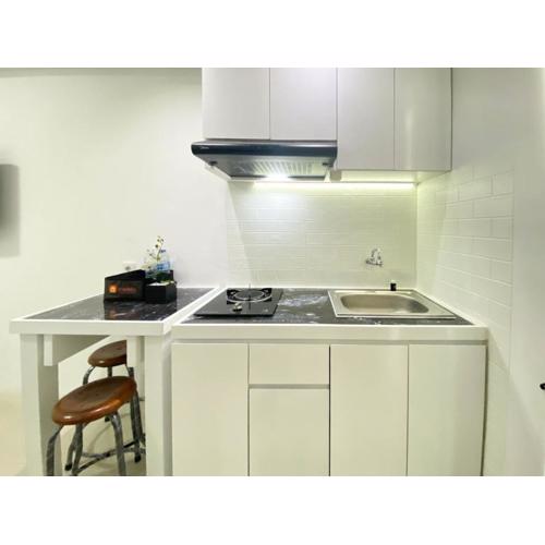 Modern Design and Cozy Studio at Bassura City Apartment By Travelio