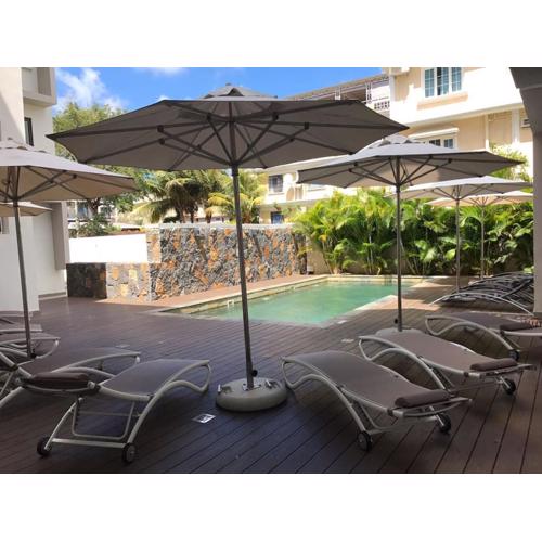 Modern flat with swimming pool close to the Beach