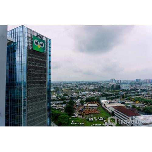 Modern Look 1BR at 22nd Floor Ciputra International Apartment By Travelio