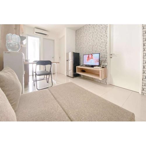 Modern Look 2BR at Bassura City Apartment By Travelio