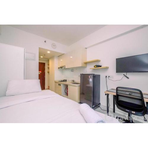 Modern Look and Comfy Studio at Sky House BSD Apartment By Travelio