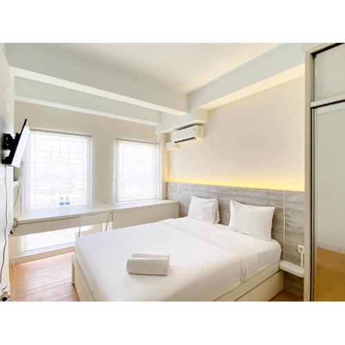 Modern Look and Comfy Studio Patraland Urbano Apartment By Travelio