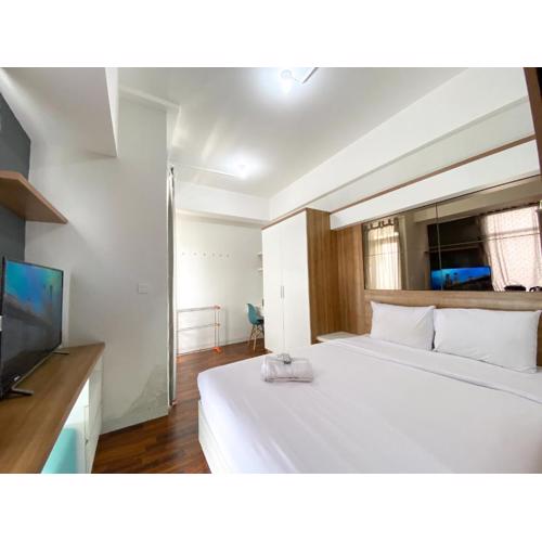 Modern Look and Warm Studio at Vasanta Innopark Apartment By Travelio