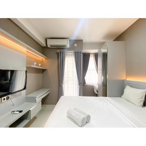 Modern Look Studio at Transpark Cibubur Apartment By Travelio