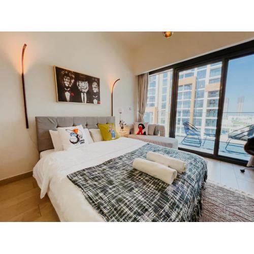 Modern Oasis: Spacious Studio Near Dubai Downtown