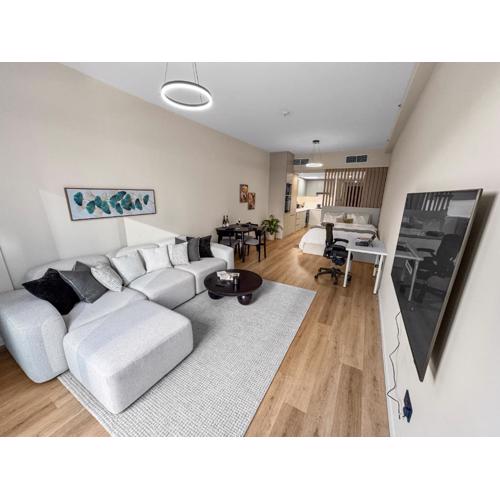 Modern Renovated Spacious Studio Apt with Pool, Gym & Jacuzzi Access in Dubai Marina, Step to Metro