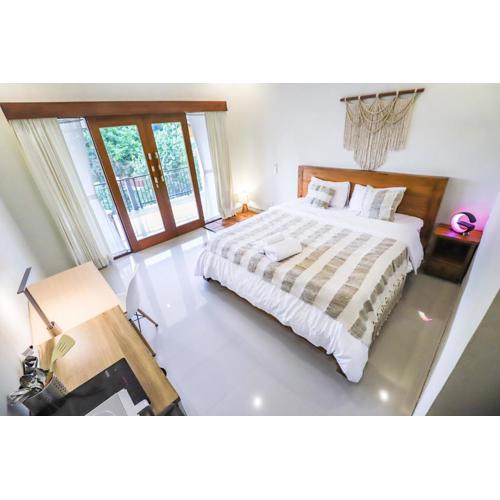 Modern Room w/ Desk, Kitchenette & 2 Rest Zones-1