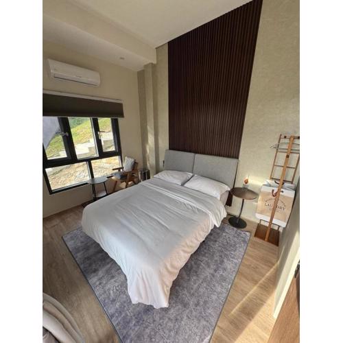 Modern Room with Outdoor Kitchen, Roofdeck Near White Beach