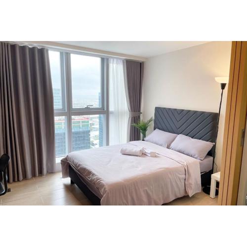 Modern & Sleek 1 BR Uptown Parksuites